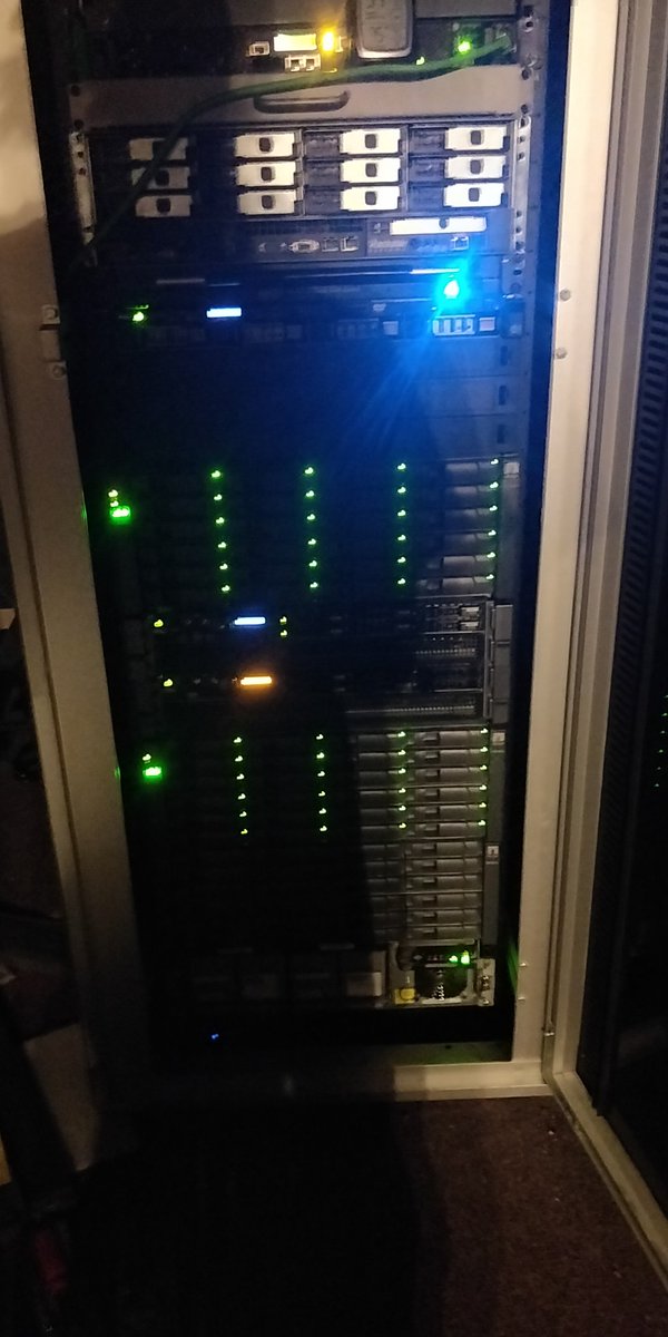 DeusQain's tweet photo. Green lights mean good.
Orange light...  Expected. Maintenance window scheduled.
@HP @Dell @JuniperNetworks 
#homelab #vault29alpha https://t.co/W7lSS4r7O7