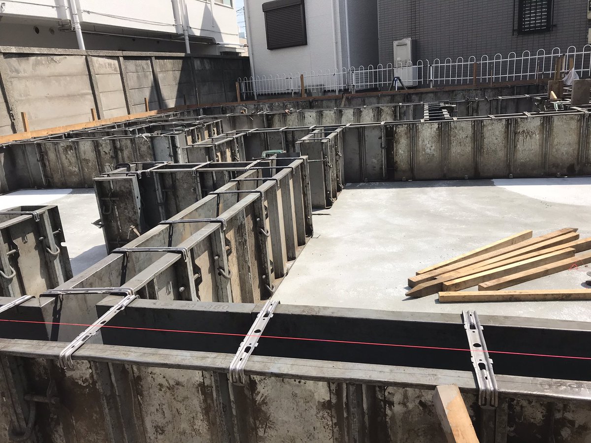 金曜日は100万円で家を建てる【7話】今回は基礎コン型枠編です?素人自己流の家作りテク(?)家の自作に興味ある人は参考に(なるかも…知れない)
※画像はシステム化された建売り住宅基礎の型枠

 https://t.co/jQTmVIgUa0

#100万円で家を建てる #webガタピシ車 #山本マサユキ #diy #ホームセンター 