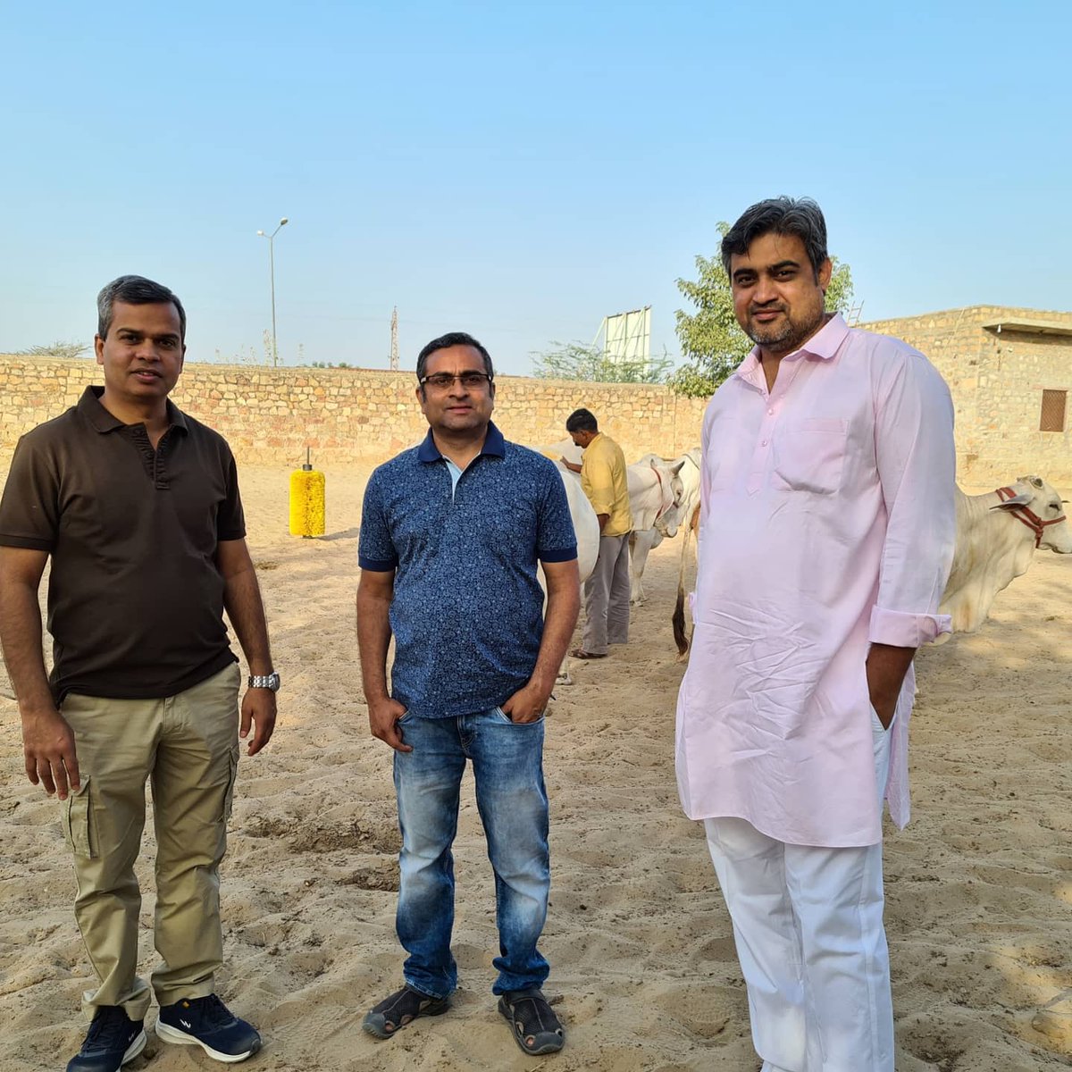 indigenouscows's tweet photo. आदरणीय हितेश जी पोरवाल founder #BIZSTART मुम्बई से ओर मनीष मालपानी जी #थारपारकर संवर्धन केंद्र पर पधारे। हितेश जी युवाओ को #bussines में सफल होने के लिए प्रेरित करते हैं। इनका मुख्य उधेश्य युवाओ को #आत्मनिर्भर बनाना है।
@DrKathiria @DilipRath10 @jai_krishnaa @DairyGyanIndia https://t.co/MZ86veldqq