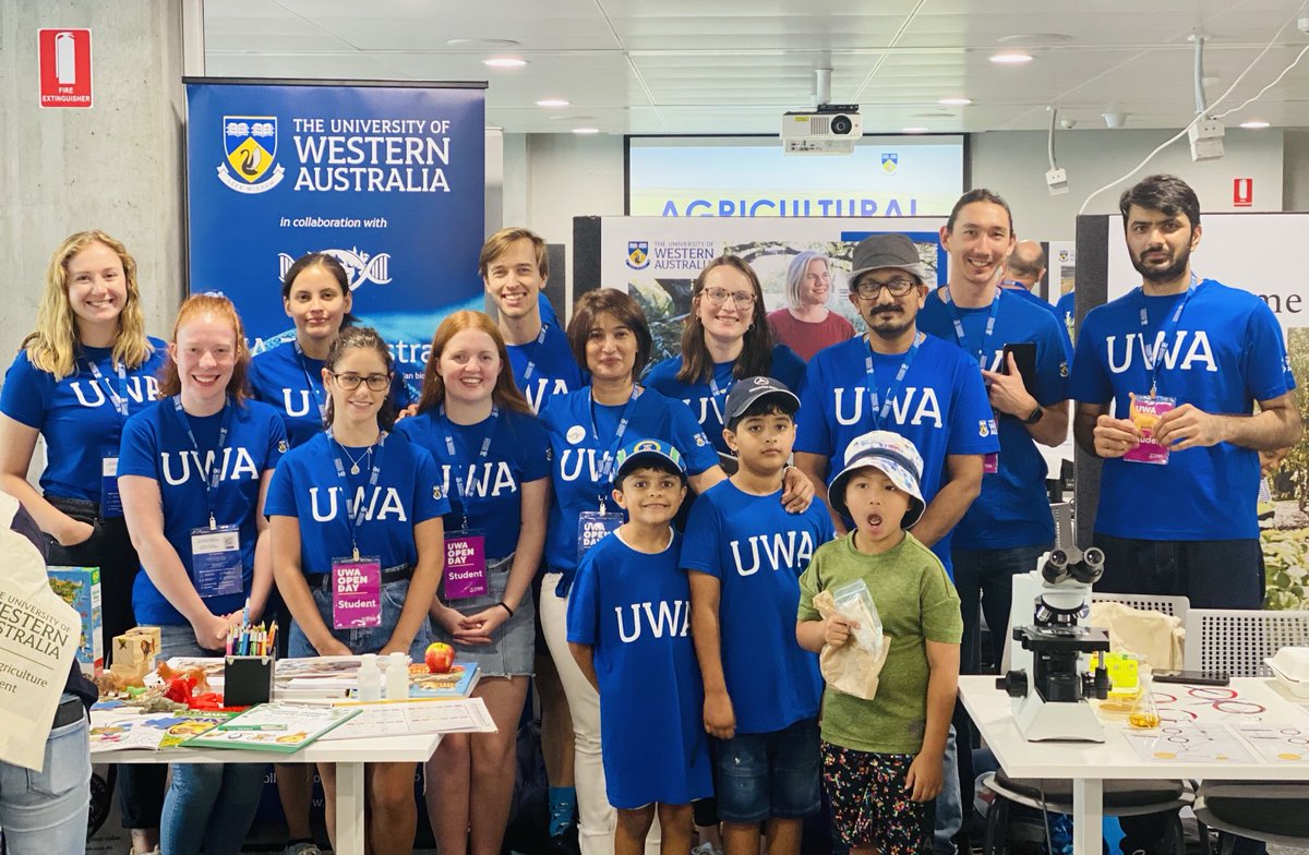 DNA Zoo 🧬 teams #UWAOpenDay ⁦@uwanews⁩ ... come say hello and visualise the DNA in 3D with the VR gear and learn more about Quokka with AR 🐨 🐠 🦘