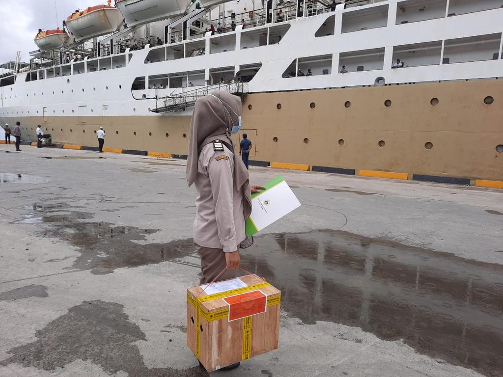 karantina_PBD's tweet photo. Ayam sebanyak 1 ekor  kembali ke bau-bau via Kapal KM. Tidar. "Sebelumnya ayam tersebut ditahan pada tanggal 24 maret lalu oleh petugas karantina wilker Kaimana karena tidak mengantongi dokumen dari daerah asal" sahut Ayu selaku petugas setempat. Sorong (28/03).

#patuhkarantina https://t.co/Aaz7kCcVpI