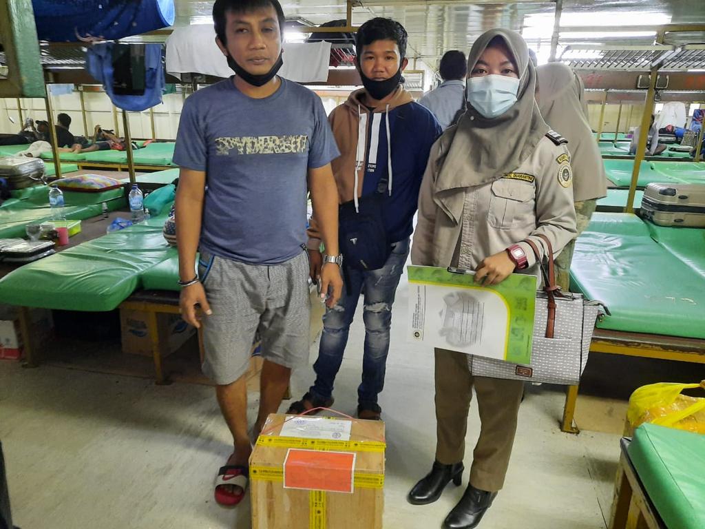 karantina_PBD's tweet photo. Ayam sebanyak 1 ekor  kembali ke bau-bau via Kapal KM. Tidar. "Sebelumnya ayam tersebut ditahan pada tanggal 24 maret lalu oleh petugas karantina wilker Kaimana karena tidak mengantongi dokumen dari daerah asal" sahut Ayu selaku petugas setempat. Sorong (28/03).

#patuhkarantina https://t.co/Aaz7kCcVpI