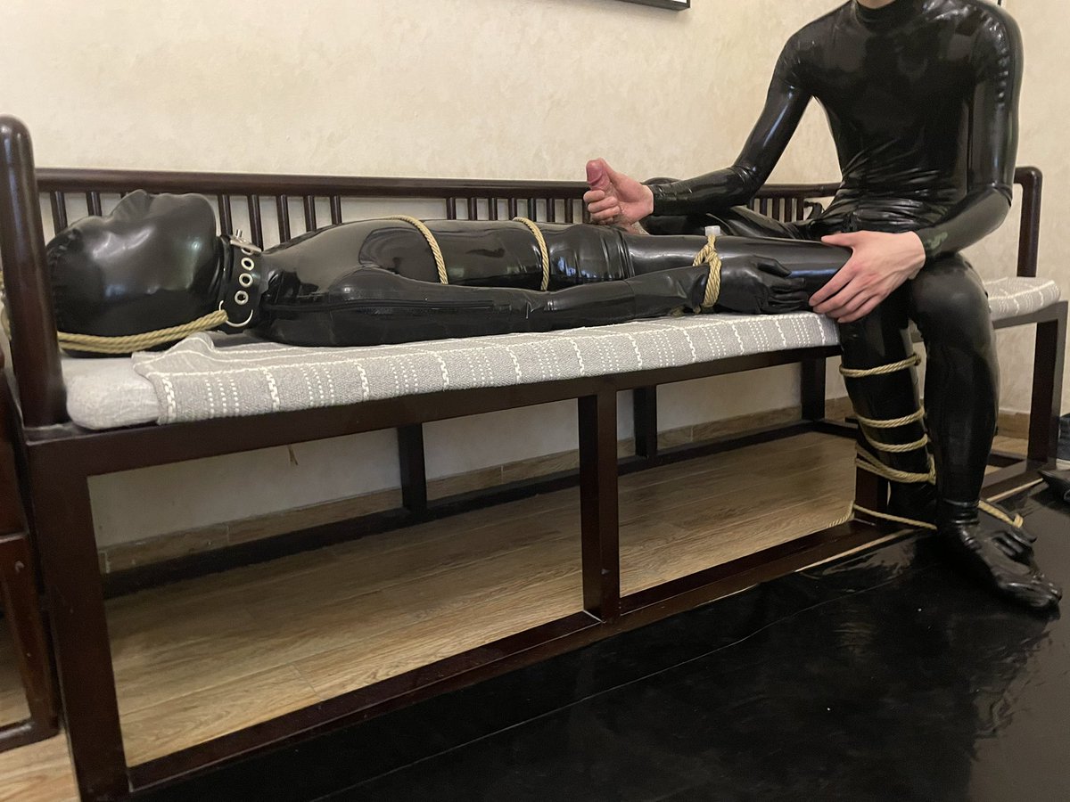 把乳胶玩偶固定好.然后给他榨干！