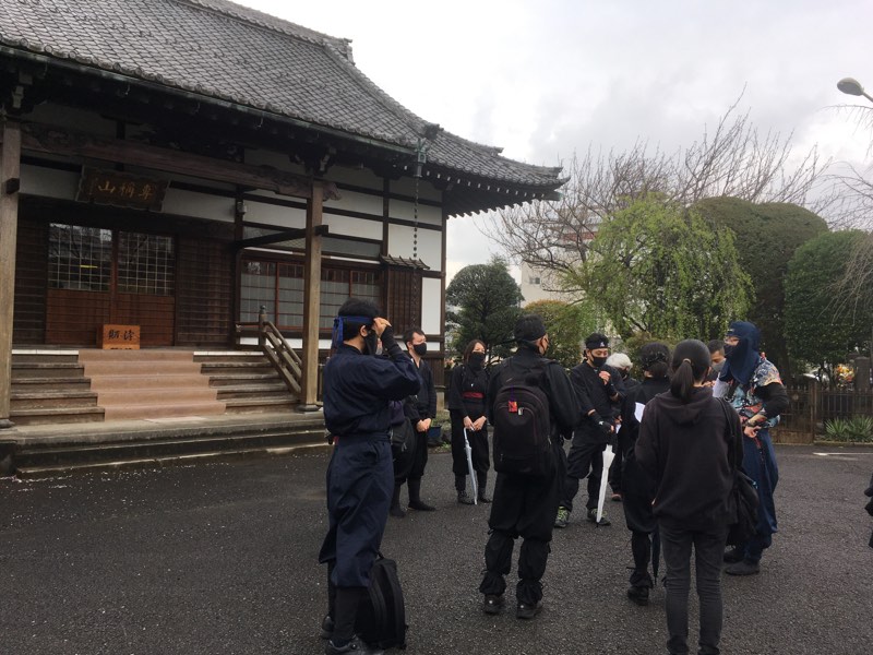 ninja_council's tweet photo. 忍び装束を着て東京の忍者関連施設を訪ねて歩く、「NINJA WALK」!
本日開催です。
こちらは服部半蔵のお墓がある、
四谷西念寺さんです。
#ninjawalk https://t.co/fEuaqUhm5e