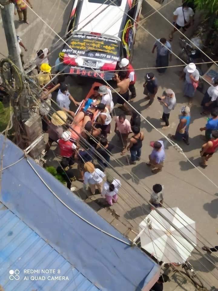 val_bearr's tweet photo. Tw // blood
Locals heard a very loud explosion and gunshots at 10 am in Thiri Myaing, Hlaing Township. A man lost his hand due to that explosion. It is not known whether it’s sound bomb or not.
JUNTA MASSACRE 
#WhatsHappeningInMyanmar 
#Mar28Coup https://t.co/fTbh9tsPVo
