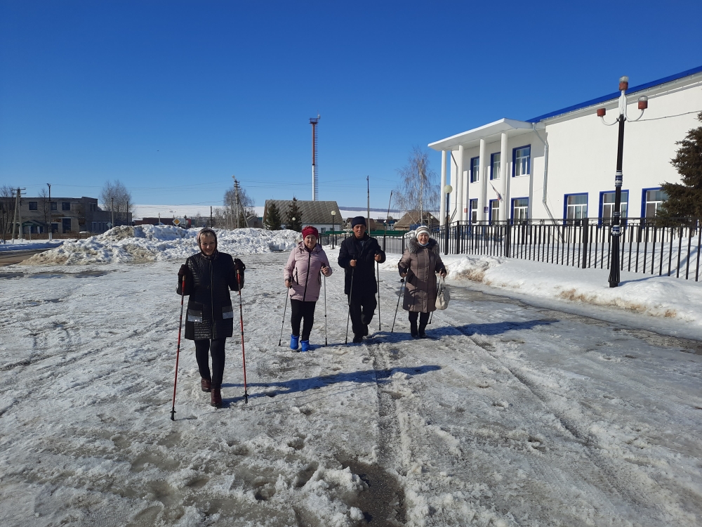 'Движение- жизнь!' под таким девизом в ОСР c.Ст.Ермаково прошло спортивно- оздоровительное мероприятие с участниками кружка 'ЗОЖ'. После активных упражнений с новыми гимнастическими мячами и занятий на тренажерах, отработали технику 'Скандинавская ходьба' на свежем воздухе.