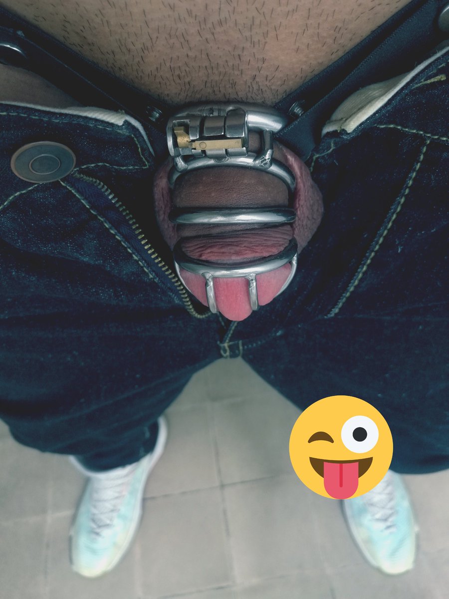 dirtysoxlad's tweet photo. 想知道锁着被舔是什么感觉。说好的禁欲呢... https://t.co/keZdTh3UUs