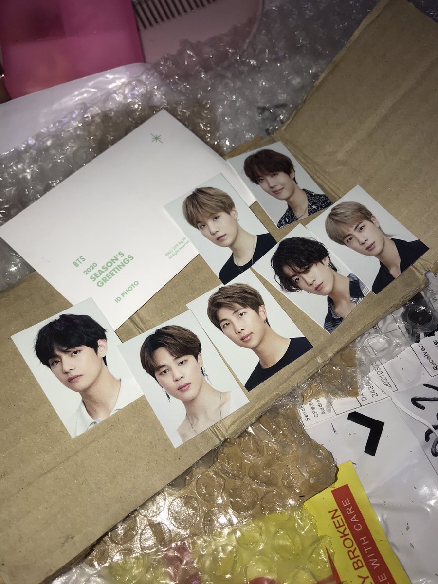 namkookiee's tweet photo. IM SO HAPPYYY THEYRE HOMEE THANKYOUU @whalienavenue 😭😩 pahirapan sa unboxing tipong bubble wrap na may onting pictures ❤️ till next transaction ❤️❤️ #WAFeedbacks https://t.co/g8GwCCMl2a