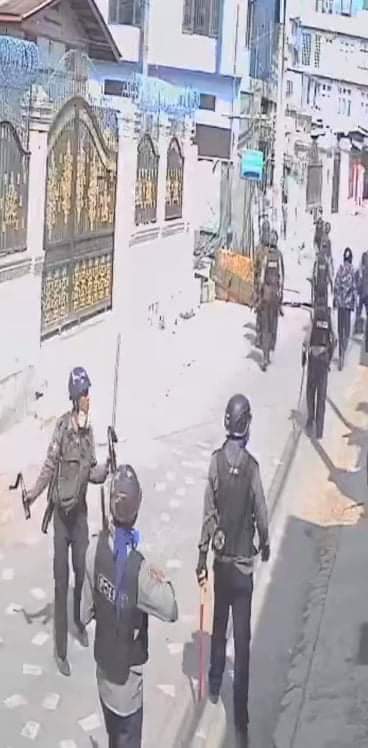 Yamome5's tweet photo. Photo evidences showing that myanmar security forces throwing molotov to the public houses, happened two day ago at Shan State. Min Aung Hlaing's armed forces also killed 5 peaceful protestors  in the same township that day.   @RapporteurUn @UNinMyanmar #WhatsHappeningInMyanmar https://t.co/O8PfjIe30o