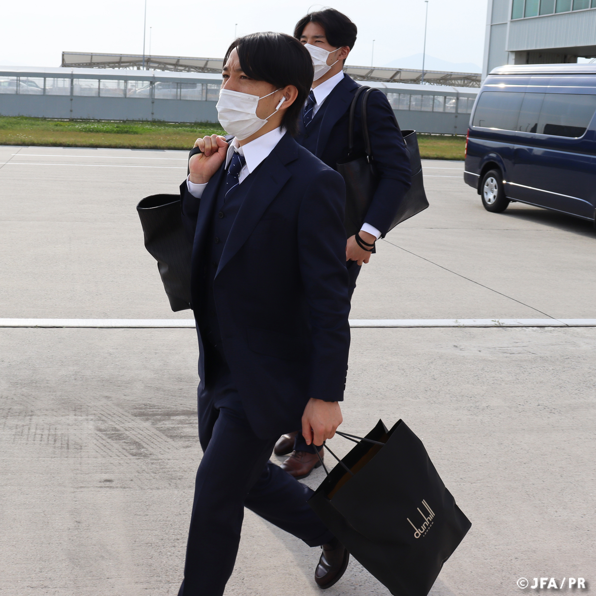 サッカー日本代表 明日u 24アルゼンチン代表と戦う U24日本代表 チームは Dunhillの21年日本代表 オフィシャルスーツを着用して北九州へ移動しました もう1つの 勝負服 であるオフィシャルスーツもお似合いですね Jfa Daihyo T