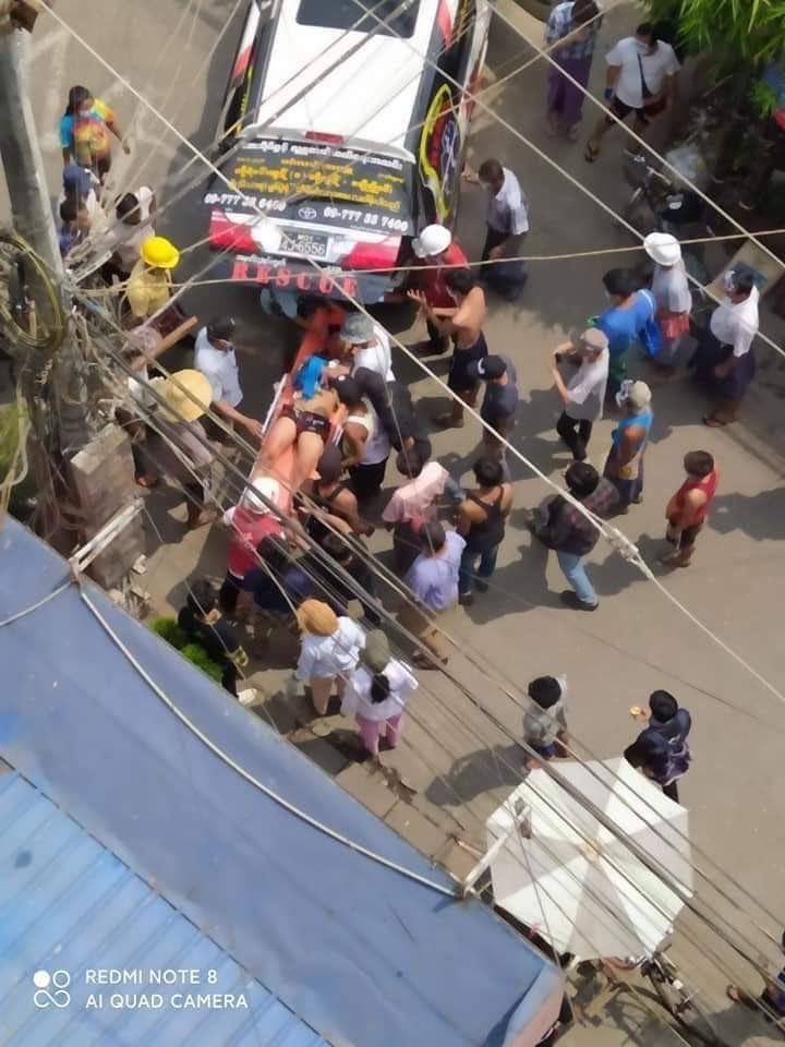maytoekhine's tweet photo. TW // blood 
Thiri Myaing housing, #Hlaing Township. 
Terrorists started using hand grenades against defenseless civilians. One man lost his wrist, one injured in thigh due to explosives. 
JUNTA MASSACRE 
#WhatsHappeningInMyanmar 
#Mar28Coup. https://t.co/0hOuCwNf8m