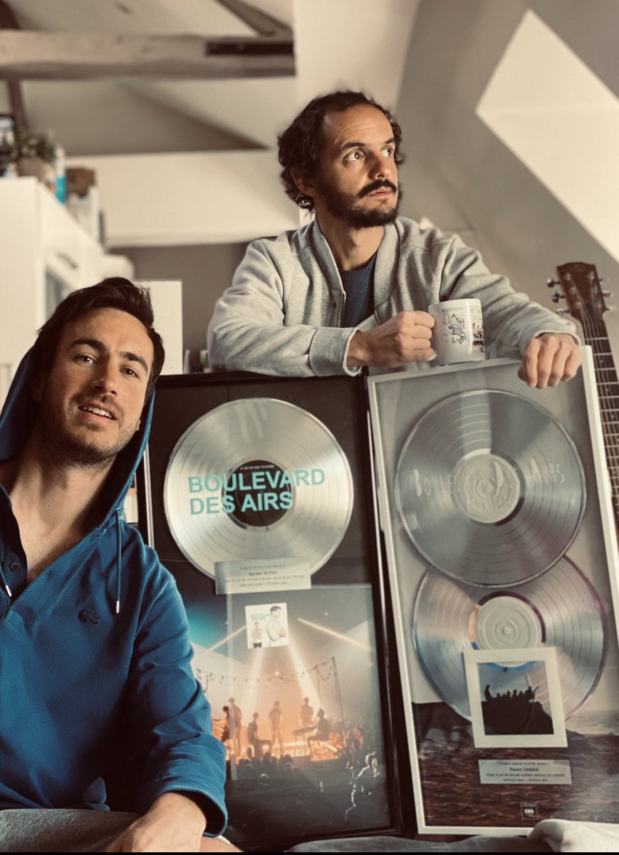 Hier soir <a href="/ruquierlaurent/">Laurent Ruquier</a> nous remettait de magnifiques récompenses en direct sur <a href="/france2/">france2</a> ... Immense bonheur pour nous que de regarder en arrière et voir tout ce chemin parcouru ensemble et à vos côtés. Le nouvel album “Loin de yeux” est disponible. Merci pour tout ça ❤️