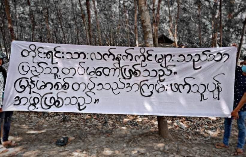 YungVictor7's tweet photo. Moulmein youths called for military training and weapons to fight the military junta. The youths also called on ethnic armed groups to stand up for the people and the emerging of federal army.
JUNTA MASSACRE
#Mar28Coup
#WhatsHappeningInMyanmar https://t.co/4SIxS6Z061
