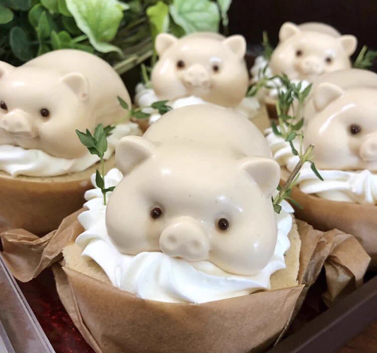愛知県名古屋市緑区にある『パリジャンパーペチュアル』のケーキが話題！ロールケーキの上にのるブタのムースが可愛い！！
