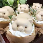 愛知県名古屋市緑区にある『パリジャンパーペチュアル』のケーキが話題!ロールケーキの上にのるブタのムースが可愛い!