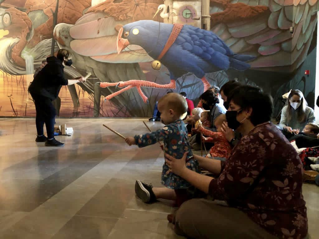 centredelcarme's tweet photo. 🍼 ⁣Aquest matí els més menuts han pogut conéixer l'exposició '#Dulk. Rondalla del fang' amb les seues families en una visita guiada amb música dirigida a bebés de 0 a 3 anys.

🦩 Un exposició sumida en un ambient immersiu i un viatge inoblidable a l’Albufera de València. https://t.co/IyaW5MWUyo