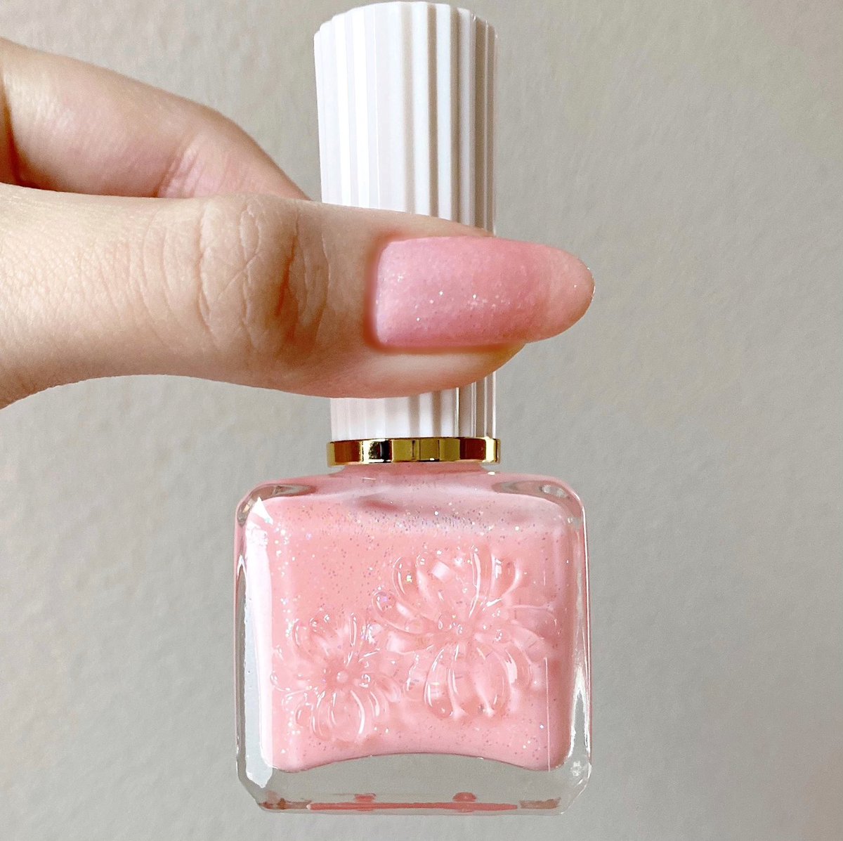 ちこえ この青 良い意味でイメージを覆された つやつやシロップ系かと思いきや磨りガラスのようなハーフマット ビーチグラス という色名で本当にシーグラスみたいな仕上がりになってびっくり 指ですりすりと触っていたくなる ポール ジョー刷新ネイルを