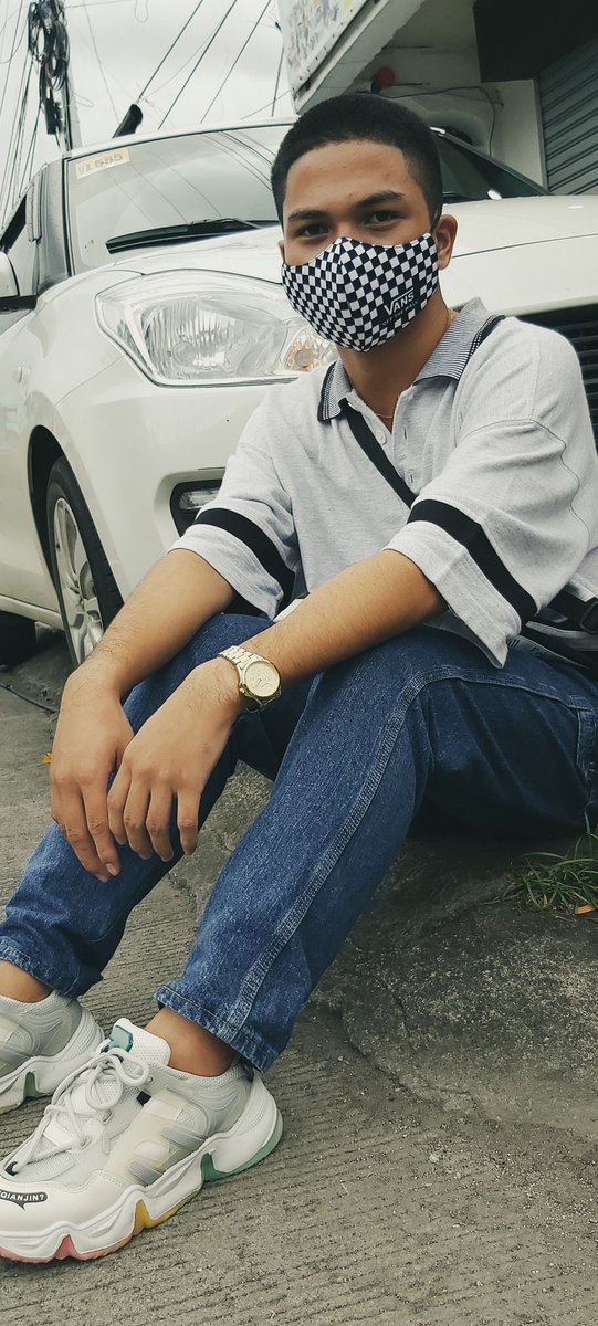 vhakss's tweet photo. I'm comfortable wearing Ukay-ukay Clothing😎hihi https://t.co/0yJ1kOlPI9