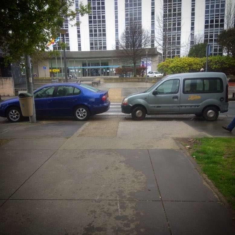 Para que quieres un #aparcascomoelculo cuando puedes tener dos #sobreelpasodecebra 🤨