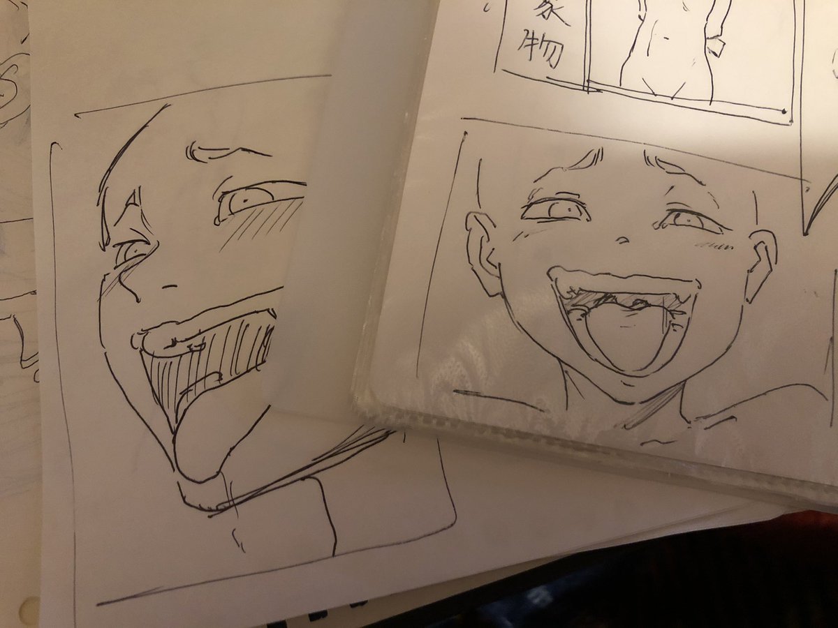 以前描いたこの顔
物語において感情や視点がこの人物においてあるなら左、他人からの目線であれば右で表現するのが良いのだろうか……はたまた恐怖心を読者に対して与えるとすればケタケタしてる感はやはり右のシンプルな構図が良いのかもしれない。難しいし、悩ましい(ーー;) 