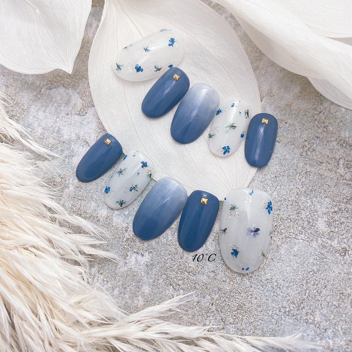 Kaori Nails 友達 オーダーネイルチップ ブルー系 と ドライフラワー で使用した シンプルデザイン です ネイルデザイン21 ネイルチップ ネイルチップ販売 Nails 美甲設計 セルフネイル 付け爪 ハンドメイド ドライフラワーネイル