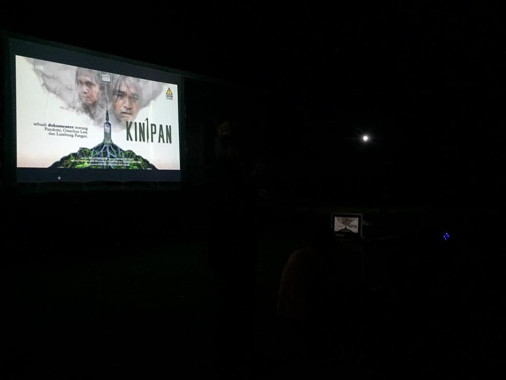 sobinfomedia's tweet photo. Antusias warga sangat luar biasa, hadiri sekitar kurang lebih 300 an penonton dengan tetap menjaga protokol kesehatan dalam Pemutaran Perdana film KINIPAN di lapangan desa Kinipan Sabtu, 27 Mar 21. https://t.co/NB7oyVDdPW