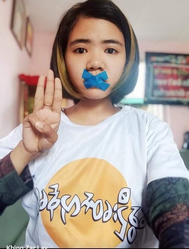 XueMei01's tweet photo. AYA bank staff Khine Zar Thwe who just come out to buy some snacks, but was shot to death by terrorist military force this afternoon in South Dagon. 

JUNTA MASSACRE 

#WhatsHappeningInMyanmar
#Mar28Coup https://t.co/9k8WKiYOEw