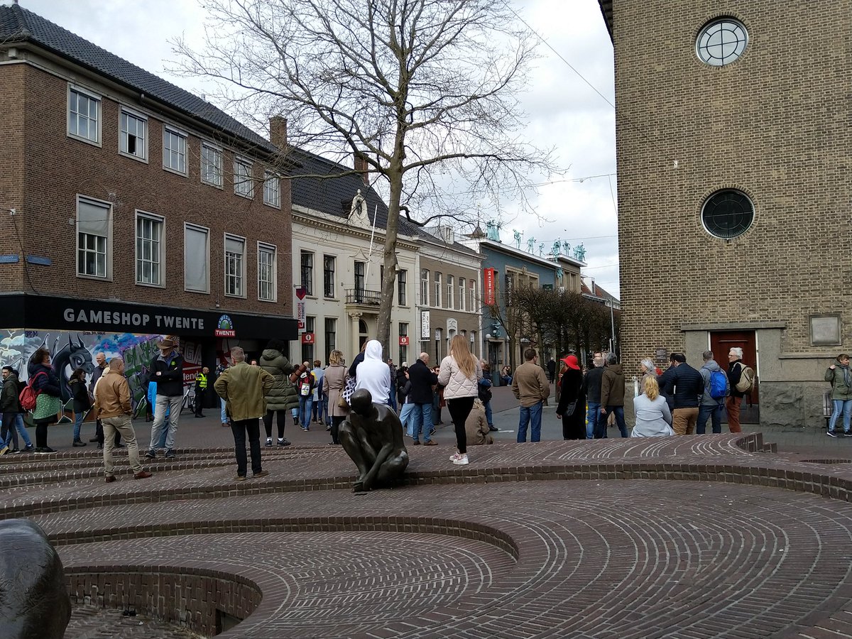 Veel belangstelling voor de steunmars rondom het stadhuis in #Enschede voor Pieter #Omtzigt.
#walkasilentmile