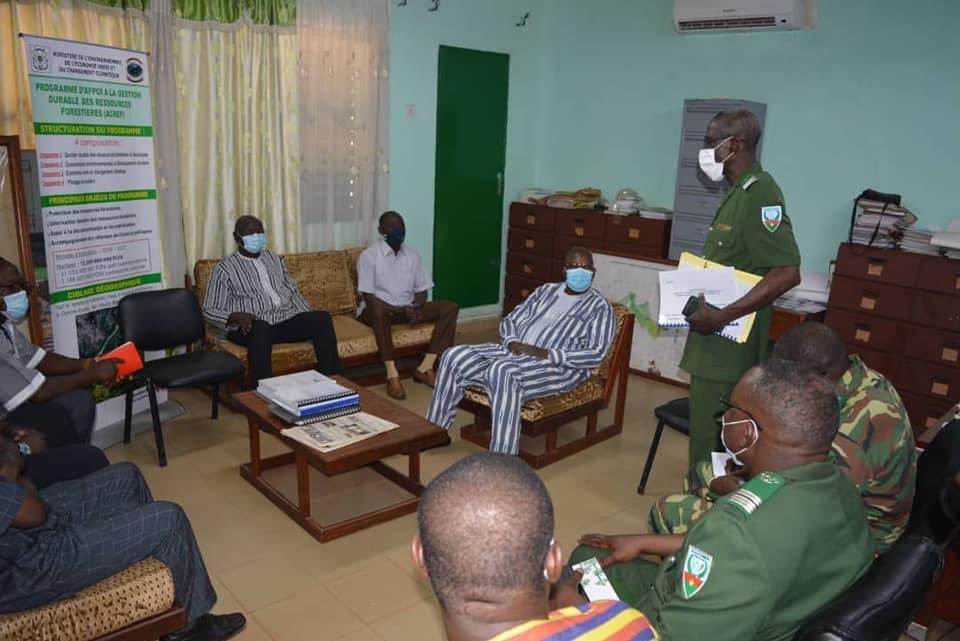 SimeonSAWADOGO3's tweet image. Prise de contact avec le personnel des Haut-Bassins ce 26 mars 2021 1ère étape la Direction Régionale en charge de l’environnement suivi de la visite guidée des services le Centre National des Semences Forestières le service forêt et faune et le Programme de Gestion Durable