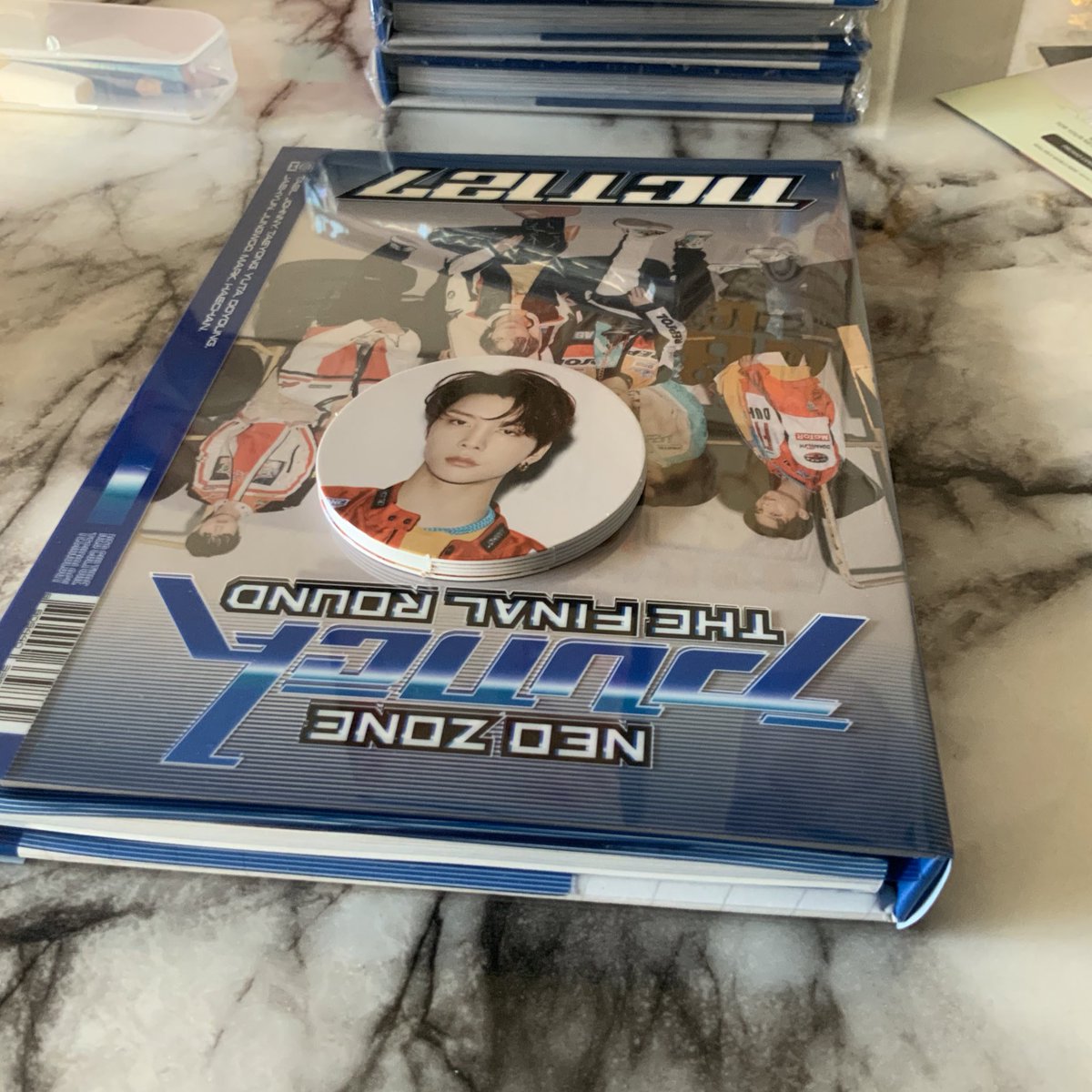 ไอเหี้ย แกะบั้มมาอันแรกได้การ์ดกลมจอห์นปึกนึง ไม่ได้ !!!55555555 ครั้งที่แล้วก็ได้การ์ดบั้ม3ใบในอันเดียว เอสเอม มึงใส่เกินนน555555