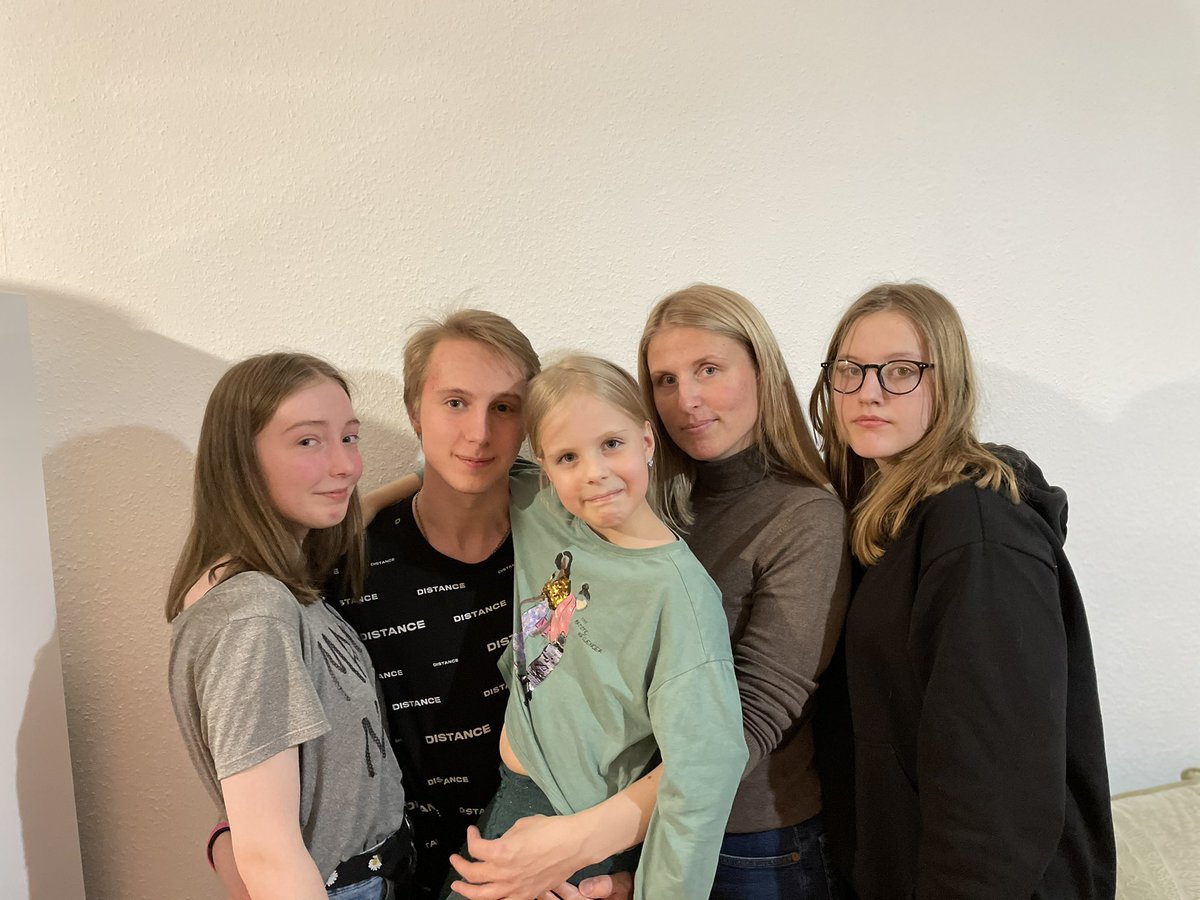 Soturi14's tweet photo. Приезжали родственники на выходные, очень хорошо провели время, познакомил Таню с семьёй, в общем, всё отлично! https://t.co/edso56XTDa