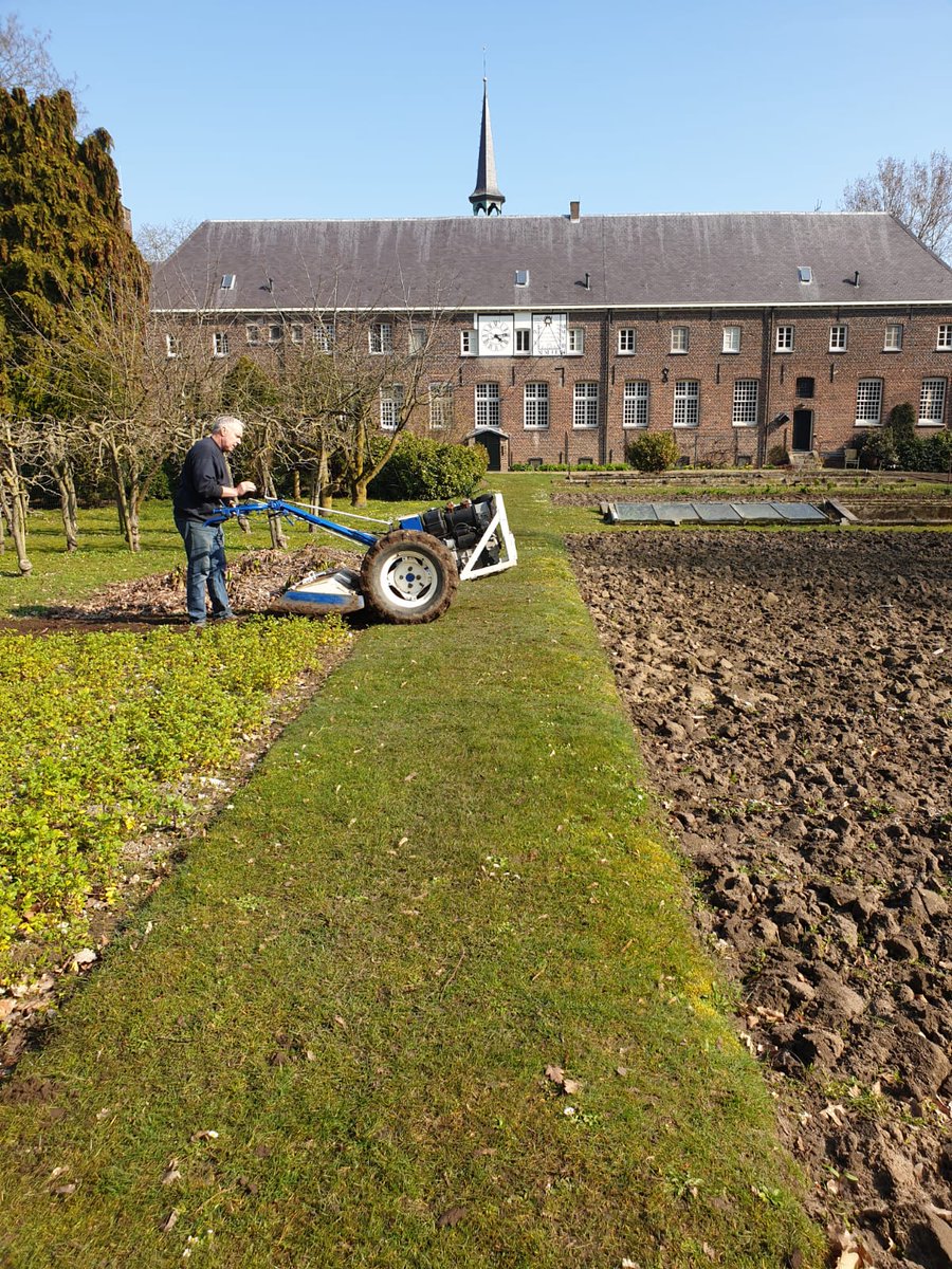 Afgelopen week werd er druk geploegd, gezaaid en gezaagd... 🍀Dankzij onze vrijwilligers is onze kloostermoestuin klaar voor de lente.