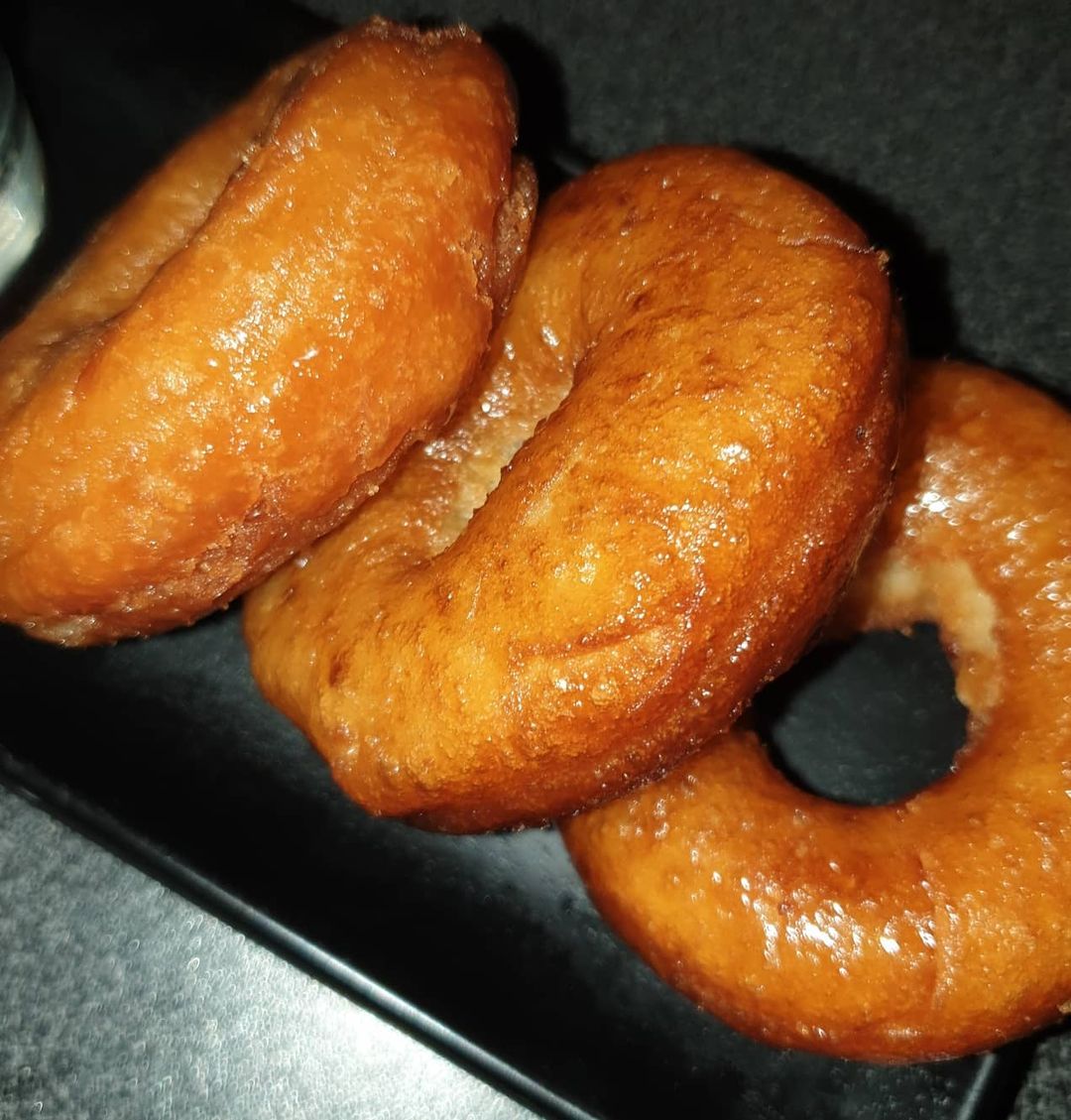 PenelopeWeg's tweet photo. Acho que o melhor café da manhã, são os cafés de domingo pela manhã, não sei se são os donuts caseiros, se são as panquecas doces ou salgadas, os cafés puro ou com leite, ou a roda de chimarrão em família após o café, sinceramente não sei, só sei que é bom demais.... 

#Donuts https://t.co/rgo1Khb6bk