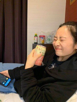 FakeNews_Killer's tweet photo. ④長谷川百々花の下半身が写っていない
飲酒疑惑画像では左肘と右膝※が胸から見て同じ距離にあるが、人体の構造上、座位では必ず肘よりも膝が前に出るので（前傾姿勢を除く）、これが合成写真であることが分かる

※実際には合成された他人の右手
#AKB48
#長谷川百々花 https://t.co/V0kf5VFpNS
