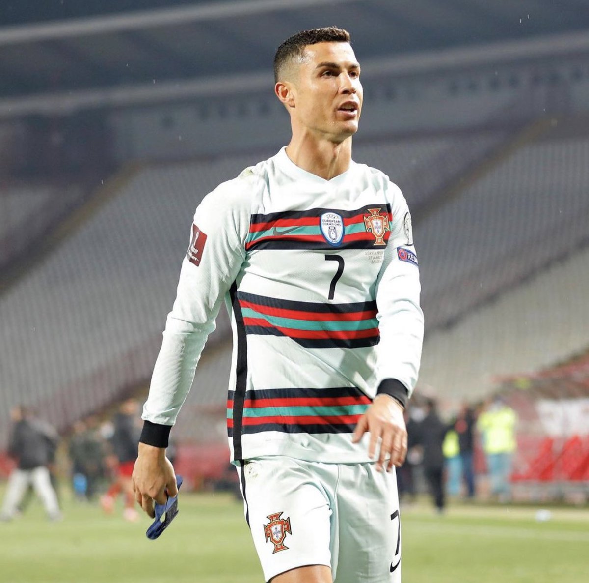 ManUtdInPidgin's tweet photo. “I no dey do again. All of una be thieves.” 

Na wetin dey Cristiano Ronaldo’s mind as e throw hin captain arm band last night. 🇵🇹 https://t.co/exjKM1YU0X