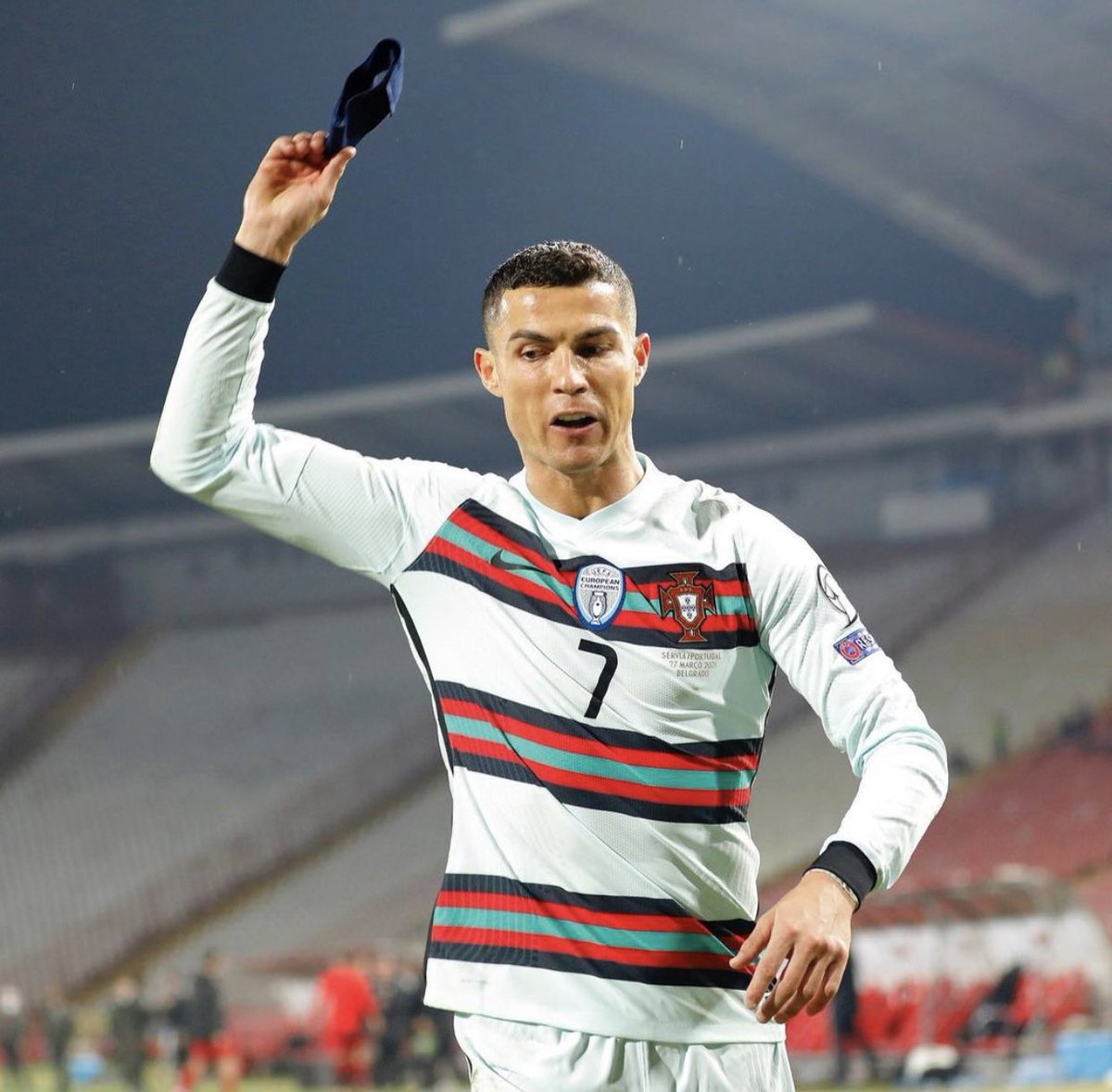 ManUtdInPidgin's tweet photo. “I no dey do again. All of una be thieves.” 

Na wetin dey Cristiano Ronaldo’s mind as e throw hin captain arm band last night. 🇵🇹 https://t.co/exjKM1YU0X