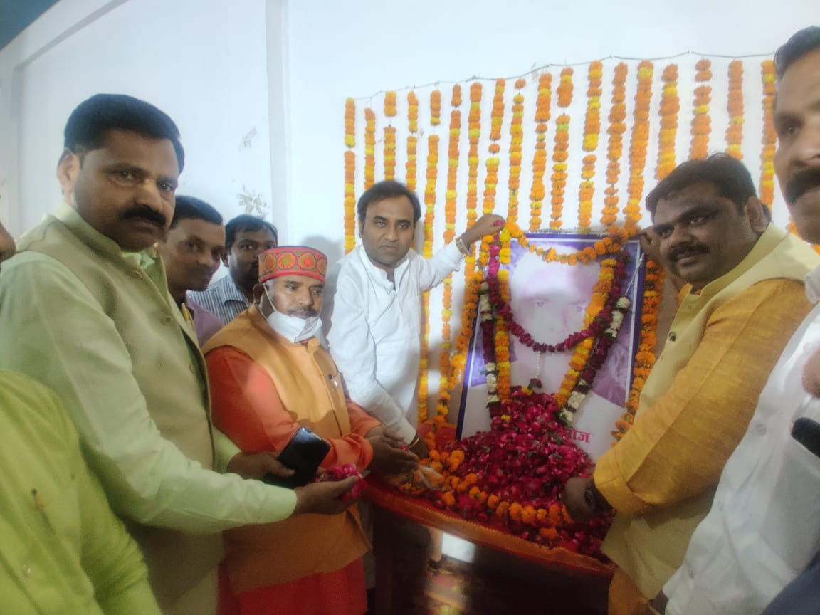 ajaypratapads's tweet photo. पार्टी के प्रदेश अध्यक्ष  सोरांव के मा0 विधायक डॉ0 जमुना प्रसाद सरोज जी के पूज्यनीय पिता स्व0 श्रीराम सरोज की के तेरहवीं संस्कार में सम्मिलित होकर सृद्धाजंली अर्पित की। https://t.co/4knXDpPT2W