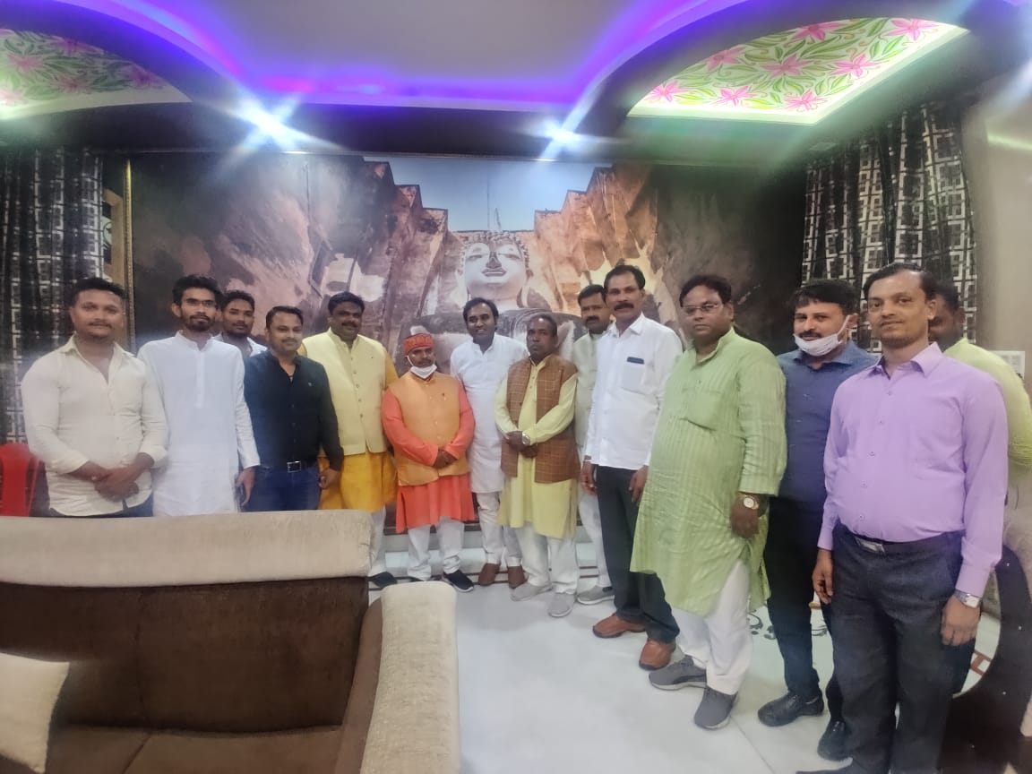 ajaypratapads's tweet photo. पार्टी के प्रदेश अध्यक्ष  सोरांव के मा0 विधायक डॉ0 जमुना प्रसाद सरोज जी के पूज्यनीय पिता स्व0 श्रीराम सरोज की के तेरहवीं संस्कार में सम्मिलित होकर सृद्धाजंली अर्पित की। https://t.co/4knXDpPT2W