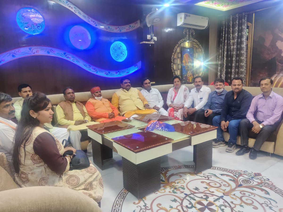 ajaypratapads's tweet photo. पार्टी के प्रदेश अध्यक्ष  सोरांव के मा0 विधायक डॉ0 जमुना प्रसाद सरोज जी के पूज्यनीय पिता स्व0 श्रीराम सरोज की के तेरहवीं संस्कार में सम्मिलित होकर सृद्धाजंली अर्पित की। https://t.co/4knXDpPT2W