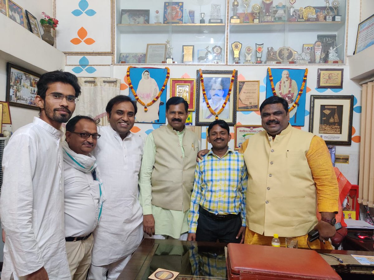 ajaypratapads's tweet photo. प्रयागराज जाते समय विभिन्न स्थानों पर कार्यकर्ताओं से मुलाकात कर चायनपी और पार्टी विस्तार पर चर्चा की  साथ में भाई विजय चौरसिया, भाई जे एन कटियार, प्रियांशुल पटेल, सुनील पाल आदि रहे https://t.co/nfXGCUYfGi