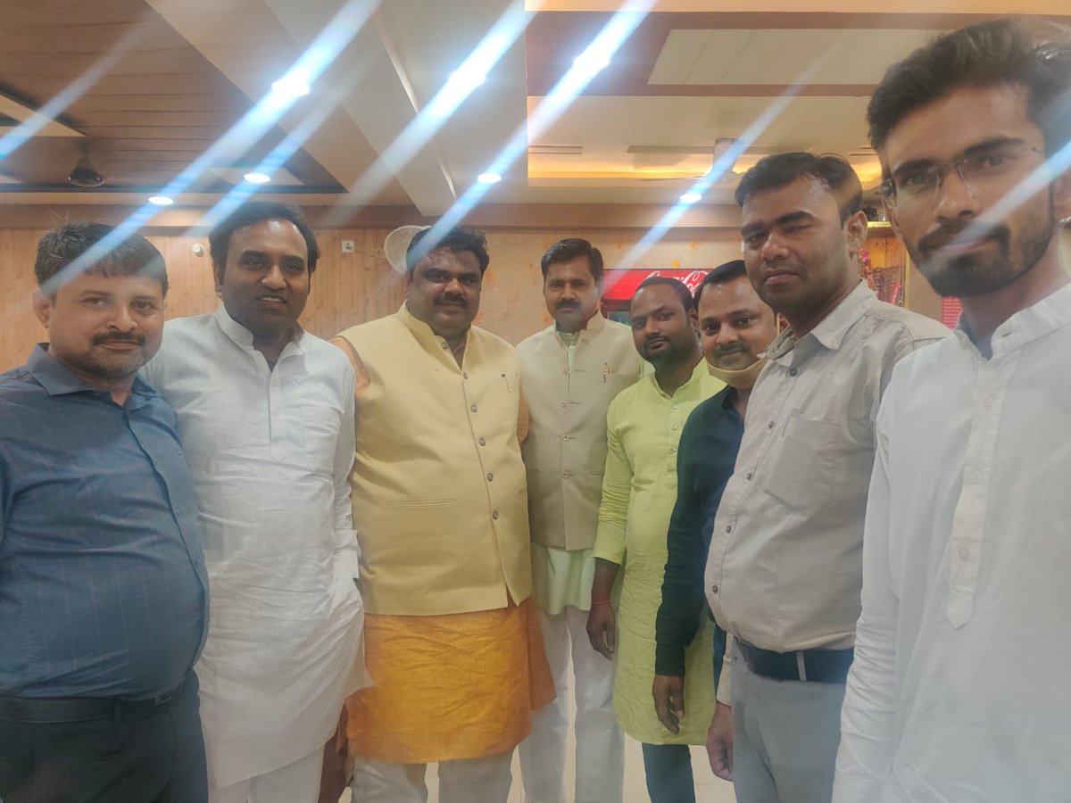 ajaypratapads's tweet photo. प्रयागराज जाते समय विभिन्न स्थानों पर कार्यकर्ताओं से मुलाकात कर चायनपी और पार्टी विस्तार पर चर्चा की  साथ में भाई विजय चौरसिया, भाई जे एन कटियार, प्रियांशुल पटेल, सुनील पाल आदि रहे https://t.co/nfXGCUYfGi