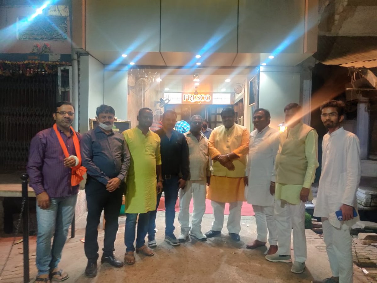 ajaypratapads's tweet photo. प्रयागराज जाते समय विभिन्न स्थानों पर कार्यकर्ताओं से मुलाकात कर चायनपी और पार्टी विस्तार पर चर्चा की  साथ में भाई विजय चौरसिया, भाई जे एन कटियार, प्रियांशुल पटेल, सुनील पाल आदि रहे https://t.co/nfXGCUYfGi