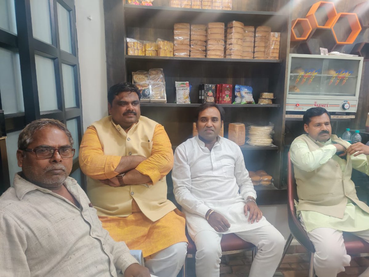 ajaypratapads's tweet photo. प्रयागराज जाते समय विभिन्न स्थानों पर कार्यकर्ताओं से मुलाकात कर चायनपी और पार्टी विस्तार पर चर्चा की  साथ में भाई विजय चौरसिया, भाई जे एन कटियार, प्रियांशुल पटेल, सुनील पाल आदि रहे https://t.co/nfXGCUYfGi