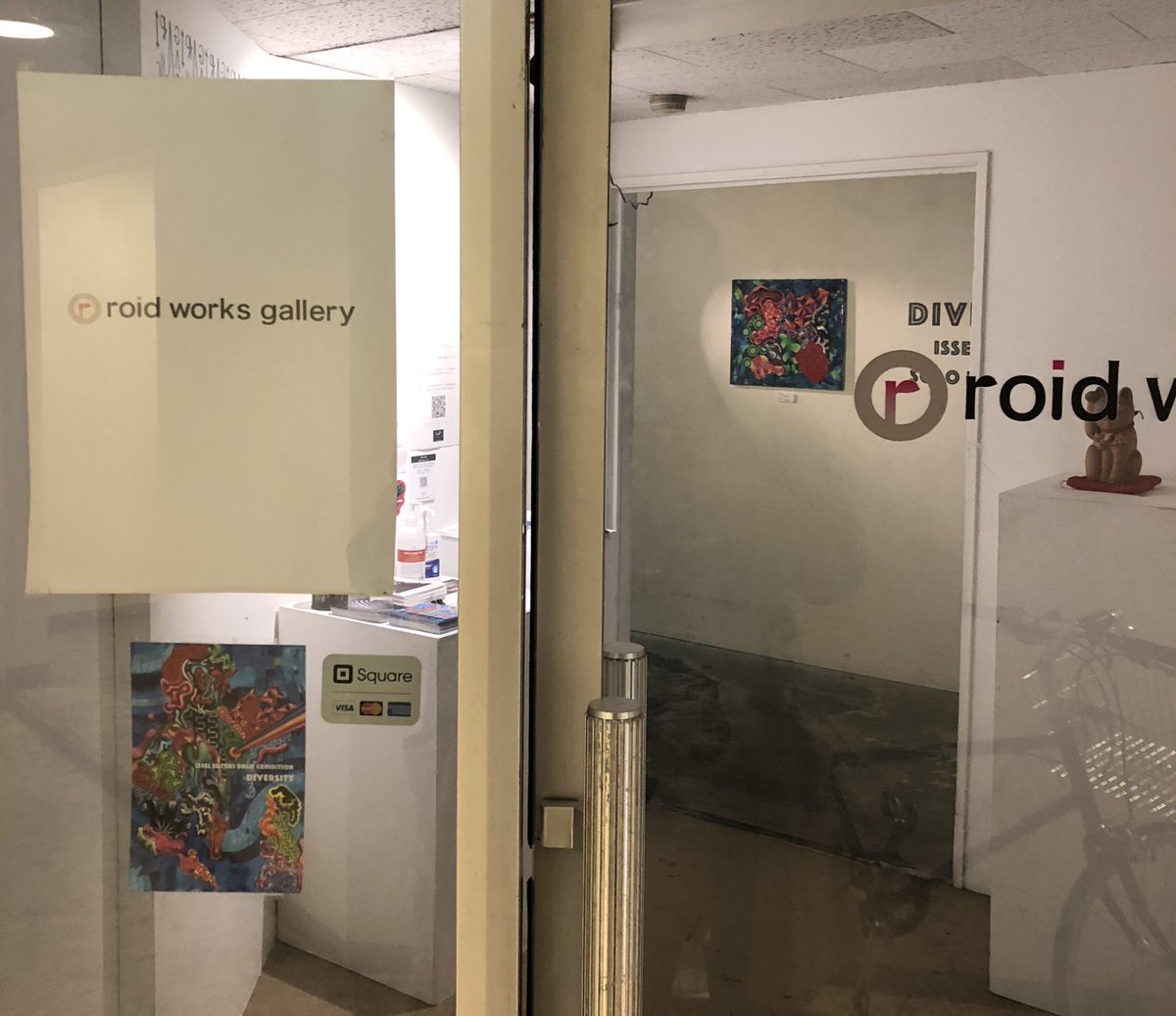 suzusuke95's tweet photo. 鈴木一世さん個展　diversity
ロイドワークスギャラリーに
行って来た。

作家さんに作品解説をして
頂く。話法も語彙もわかり
やすい。今とてもプレゼンス
のある方。潮流を自分で創れる
stream作家。

作品は完売だが一見の価値が
ある。

still  lifeは見た時に画題が
自分の中に飛び込んで来た。 https://t.co/imI7LMqqqT