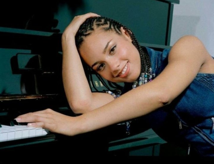stesyek's tweet photo. Fallin' também recebeu várias certificações e é um dos singles mais vendidos de 2001. Em 2009, foi eleita a 29ª música de maior sucesso dos anos 2000, na Billboard Hot 100 Songs of the Decade. #20YearsofFallin https://t.co/yYY9CoJbbw