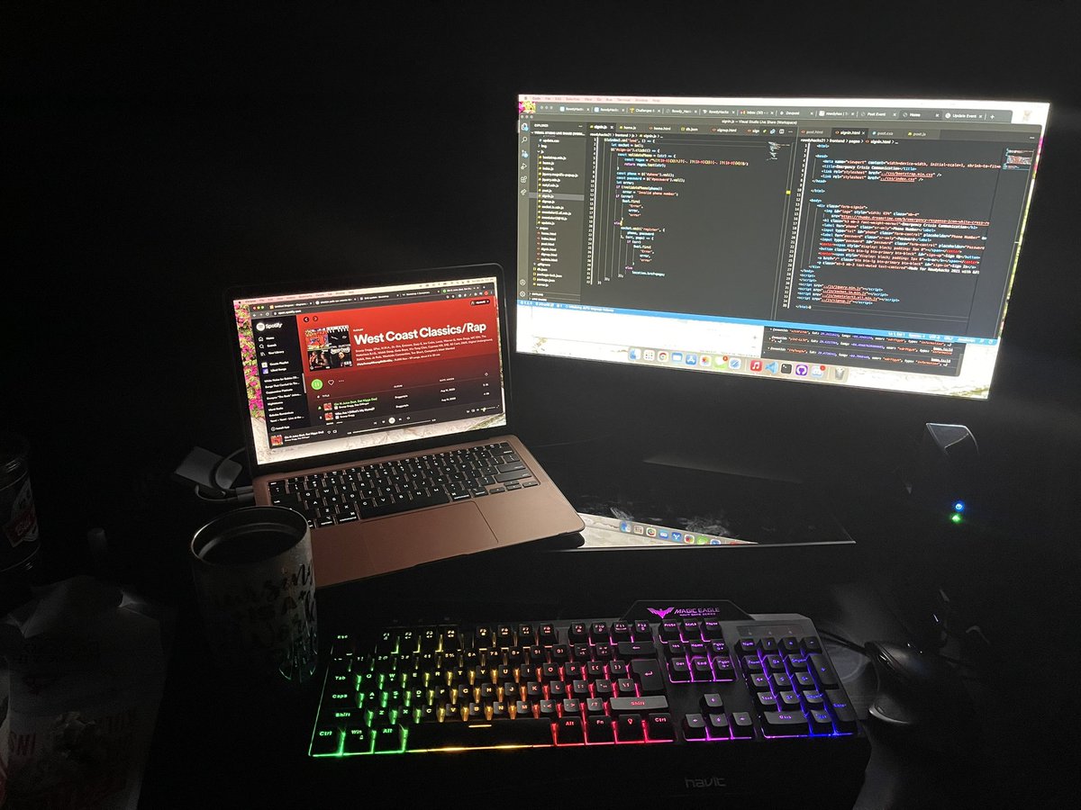 sipote18's tweet photo. My setup #rowdyhacks #needmorecoffee #2021grad https://t.co/EaCqGalGCC