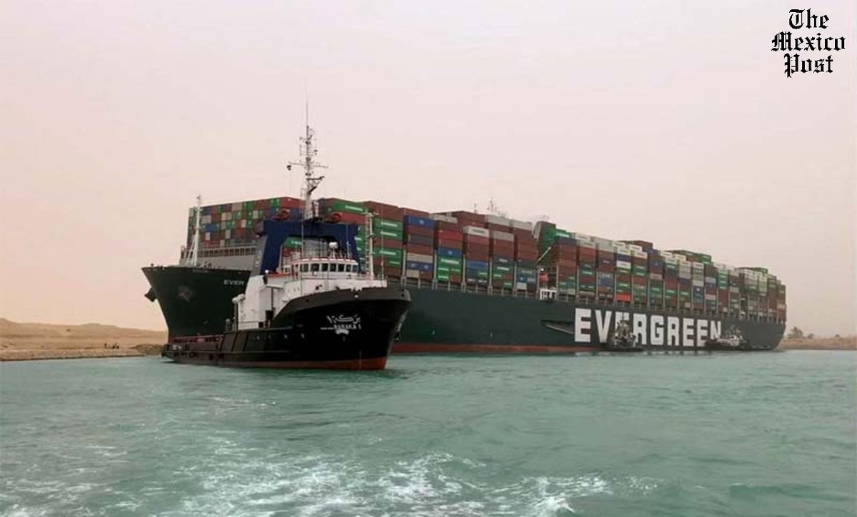 MexicoPost's tweet photo. Después de #encallar en el canal de Suez y bloquear el paso, el gigantesco portacontenedores #MVEverGiven se movió por primera vez, informó en su cuenta de Twitter la emisora Galei Tzahal, con referencia a fuentes #egipcias. https://t.co/e3fup1ZLup