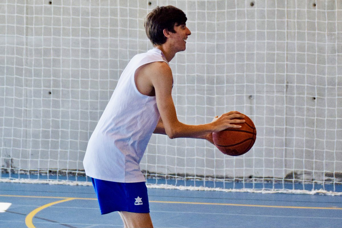 baloncestoysurf's tweet photo. 🙂🏀.
. 
#campusbaloncestoysurfcantabria #campusbaloncesto #surf #cantabria #campusbaloncestosantander #campus #baloncesto #santander #somo #loredo #basket #basketball #surfing #verano #summer #surfcamp #campamento #amigos #amigas #amistad #photography #photooftheday #smile https://t.co/GhfNM8HpOV