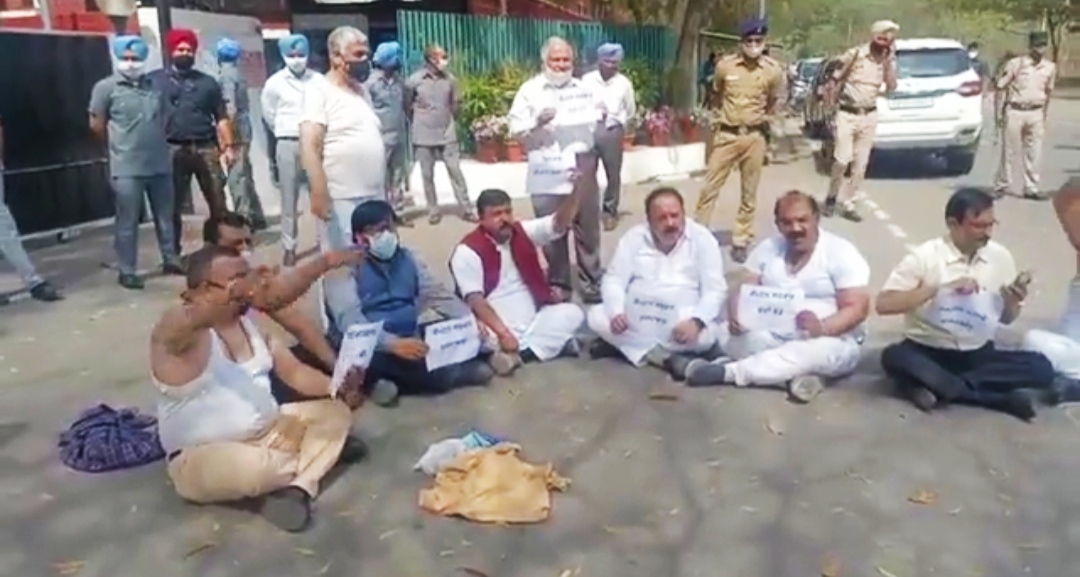 BJP4Punjab's tweet photo. ਮਲੋਟ ਵਿੱਚ ਹੋਈ ਕੱਲ ਗੁੰਡਾਗਰਦੀ 'ਤੇ ਭਾਜਪਾ ਦੇ ਐਮ ਐਲ ਏ ਦੇ ਹੋਏ ਸ਼ਰਮਨਾਕ ਹਮਲੇ ਦੇ ਖ਼ਿਲਾਫ਼ ਸੂਬਾ ਪ੍ਰਧਾਨ ਸ਼੍ਰੀ ਅਸ਼ਵਨੀ ਸ਼ਰਮਾ ਜੀ ਦੀ ਅਗਵਾਈ ਹੇਠ ਪੰਜਾਬ ਦੇ ਮੁੱਖ ਮੰਤਰੀ ਦੇ ਘਰ ਦੇ ਬਾਹਰ ਰੋਸ਼ ਧਰਨਾ ਦਿੰਦੇ ਹੋਏ ਭਾਜਪਾ ਦੇ ਆਗੂ।

#ਕੈਪਟਨ_ਸਾਬ੍ਹ_ਗੱਦੀ_ਛੱਡੋ #ISupportArunNarang https://t.co/MH2Am1LvmI
