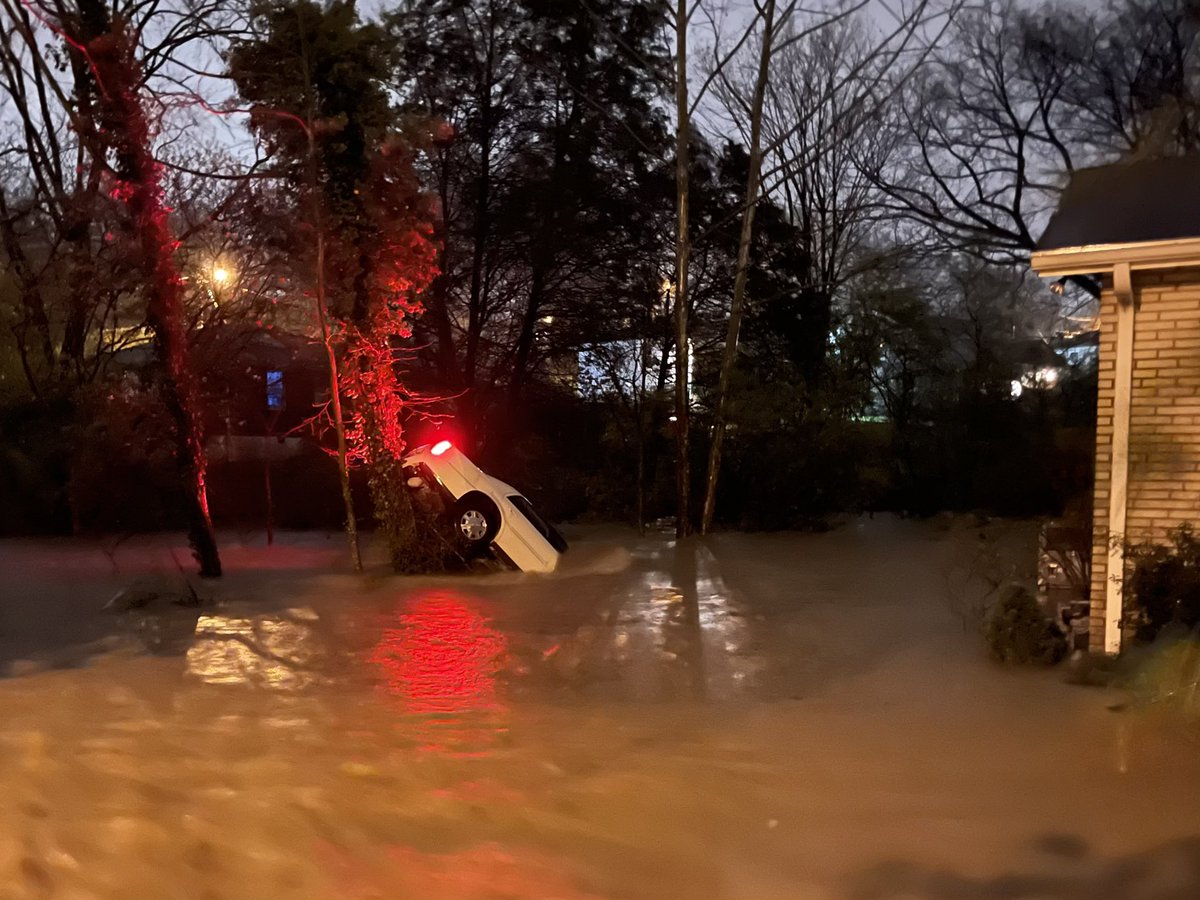 AGower1's tweet photo. @NashSevereWx Edmondson Pk near Brewer https://t.co/AzEi79MrNp